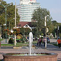 Fountain, and in the distance it is the tall building of the four-star Ramada Hotel & Resort Lake Balaton - Balatonalmádi, Ungarn