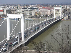 The Elisabeth Bridge (or Elizabeth Bridge) and the spring flooding of Danube River, viewed from the Gellért Hill - Budapest, Ungarn