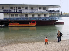 Riverbanks of the Danube with the "Aquamarina" stationary ship - Budapest, Ungarn