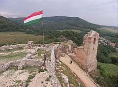 The view from above to the ruins of the Lower Castle, to the castle gate and the Clock Tower - Csesznek, Ungarn