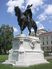 Equestrian statue of Coloman Prince of Galicia-Lodomeria near the Szent István University of Gödöllő (former Norbertine monastery) - Gödöllő, Ungarn
