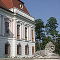 The Grassalkovich Palace with a stone sculpture of a lion - Gödöllő, Ungarn