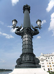 The Margaret Bridge was renovated in 2011 and received ornate cast iron lamp posts again - Boedapest, Hongarije