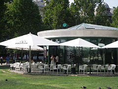 The Hütte Terrace restaurant in the middle of the Szabadság Square, in the building of the underground car park - Boedapest, Hongarije