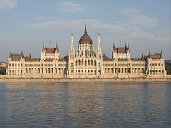 The Hungarian Parliament Building ("Országház") and the Danube River, viewed from the Batthyány Square - Boedapest, Hongarije