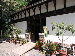 Entrance of the Australia House - Boedapest, Hongarije