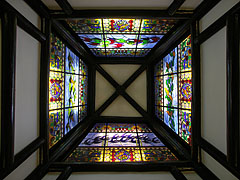 Stained-glass roof windows with bird species native to Hungary and Australia - Boedapest, Hongarije