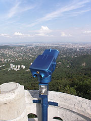 Almost the complete panorama of Budapest reveals from the 23-meter-tall lookout tower on the top of the 527-meter-high mountain - Boedapest, Hongarije