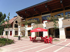 The recently opened Erzsébetliget Swimming Pool - Boedapest, Hongarije