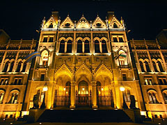 The eastern facade of the Hungarian Parliment Building overlooking the Kossuth Lajos Square - Boedapest, Hongarije