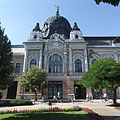 The Art Nouveau (secession) style Bank Palace or "Grand Savings Bank", viewed from the park - Hódmezővásárhely, Hongarije