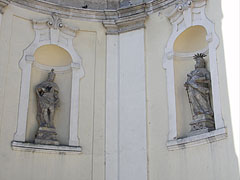 Statues of St. Ladislaus and St. Paul on the church - Jászberény, Hongarije