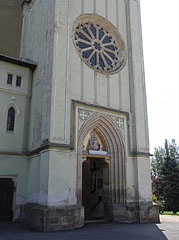 The entrance of the Downtown Parish Church (former Franciscan church) with a rose window above it - Keszthely, Hongarije