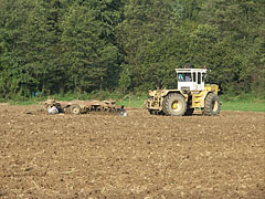 A Hungarian-made Rába-Steiger tractor plows the land at Magyaregregy village - Magyaregregy, Hongarije