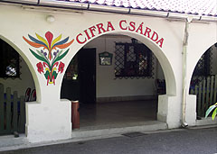 Hungarian motifs at the vaulted entrance and porch of Cifra Csárda Inn, on the wall - Nagykőrös, Hongarije