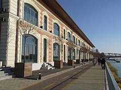 The former No. I warehouse directly on the Danube bank, today after a reconstruction it is integral part of the modern Bálna building - Budapest, Ungari