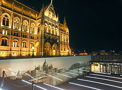 The entrance of the Visitor Center at the north side of the Hungarian Parliament Building - Budapest, Ungari