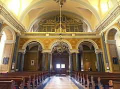 View to the main entrance: row of pews and the church organ on the choir loft - Budapest, Ungarn