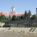 Details of the castle wall, as well as the Rába River and the towers of the Bishop's Caste ("Püspökvár") and the Basilica, viewed from the Radó Island - Győr, Ουγγαρία