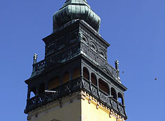 The Transylvanian style spire and balcony on the steeple of the Reformed Church - Nagykőrös, Ουγγαρία