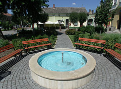 Blue round fountain pool in the small park at the central building block of the main square - Nagykőrös, Ουγγαρία