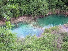 The blue and clear water of the Korana River in the bottom of the valley - Plitvice Lakes National Park, كرواتيا