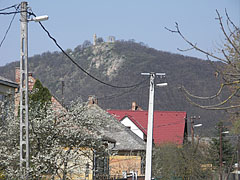 The castle ruins on the hill above the village - Csővár, ハンガリー