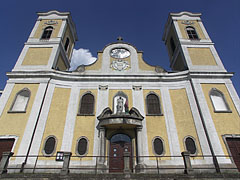 The main facade of the Roman Catholic St. Michael's Church - Dunakeszi, ハンガリー