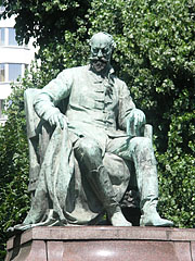 Bronze statue of Mór Jókai Hungarian writer (by Alajos Stróbl, 1921) - 부다페스트, 헝가리