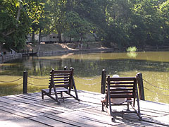 Deck chairs on the lakeshore at the Vajdahunyad Castle - 부다페스트, 헝가리