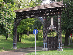 A Szekely gate welcomes the visitors at the entrance of the park - Gödöllő, 헝가리