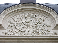 Relief with floral ornamentation on the top of the front wall of the Ráday Mansion - Pécel, 헝가리