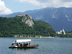 A "pletna", traditional rowing boat on the lake, in th backround it is the Bled Castle and the neo-gothic Parish Church of St. Martin - Bled, 斯洛文尼亚