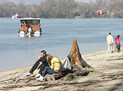 Spring sunbathing by the river - Dunakeszi, 匈牙利