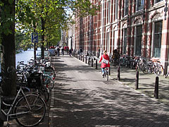 The embankment of a canal could be footpath, bike path and a roadway for cars in one, without any problem - Амстердам, Холандија