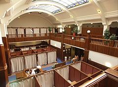 Authentically renovated changing room with dressing cabins in the Men's spa area - Будимпешта, Мађарска