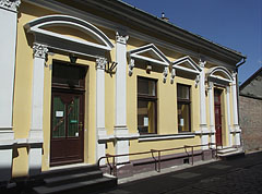 Renovated facade of a former manor house (dwelling house of a lower nobility member) - Nagykőrös, Мађарска