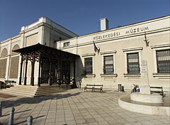 Közlekedési Múzeum, előtte kő irányjelző oszlop - Budapest, Magyarország