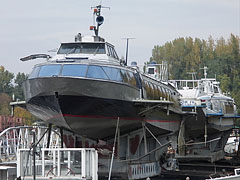 Két személyszállító szárnyashajó, a "Quicksilver" és a "Vöcsök IV." a szárazdokkban - Budapest, Magyarország