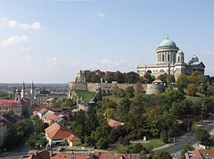 Az Esztergomi Vár és az Esztergomi Bazilika épülete a Várhegyen  - Esztergom, Magyarország