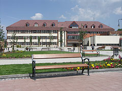 A Városháza és előtte a park - Gödöllő, Magyarország