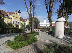 A Szabadság kert (vagy néha Szabadságkert) nevű park a város szívében - Nagykálló, Magyarország