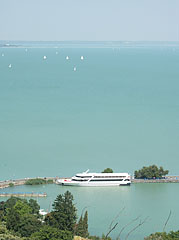 A kikötő és a Balaton türkiz színű víze az apátsági templom melletti kilátóhelyről nézve - Tihany, Magyarország