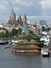 The Oosterdok (Eastern Dock) with the Sint Nicolaaskerk (church) ans the Sea Palace Asian Restaurant - Amsterodam, Nizozemsko