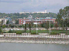 The Lágymányosi Bay, the Infopark office buildings and the Gellért Hill (including the Citadella fortress and the Liberty Statue), viewed from the Kopaszi Dike - Budapešť, Maďarsko