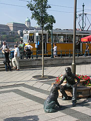 "Girl with a dog" bronze statue near the tram stop (and the Buda Castle in the background) - Budapešť, Maďarsko