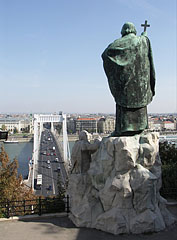 Memorial statue of St. Gerard Sagredo bishop ("Szent Gellért"), the limestone figure in the composition symbolizes the pagans who killed him - Budapešť, Maďarsko