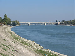 The view of the Árpád Bridge from the riverbanks of Danube at Óbuda - Budapešť, Maďarsko