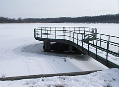 Lake Naplás in winter (the lake was formed artificially by damming up the Szilas Stream) - Budapešť, Maďarsko