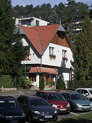 Fenyőgyöngye Restaurant, and a parking lot in front of it - Budapešť, Maďarsko